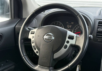 Подержанный автомобиль Nissan X-Trail 2011 года (16 фото)