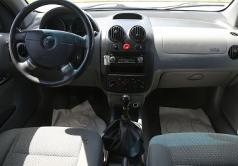 Подержанный автомобиль Chevrolet Aveo Sedan 2004 года (12 фото)