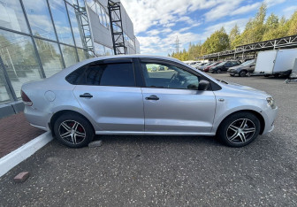 Подержанный автомобиль Volkswagen Polo Sedan 2013 года (8 фото)