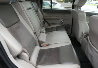 Подержанный автомобиль Jeep Commander 2007 года (11 фото)
