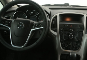 Подержанный автомобиль Opel Astra Hatchback 2011 года (14 фото)