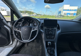 Подержанный автомобиль Opel Astra Hatchback 2012 года (14 фото)