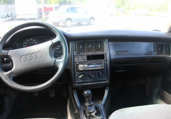 Подержанный автомобиль Audi 80 Sedan 1990 года (13 фото)