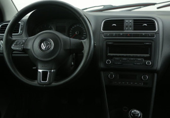 Подержанный автомобиль Volkswagen Polo Sedan 2012 года (14 фото)
