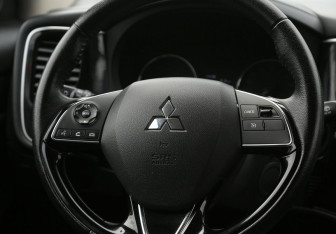 Подержанный автомобиль Mitsubishi Outlander 2018 года (16 фото)