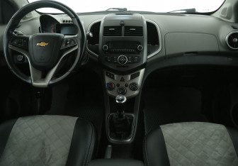 Подержанный автомобиль Chevrolet Aveo Sedan 2012 года (12 фото)