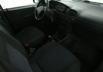 Подержанный автомобиль Opel Zafira Compactvan 2004 года (9 фото)
