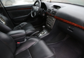 Подержанный автомобиль Toyota Avensis Sedan 2004 года (9 фото)
