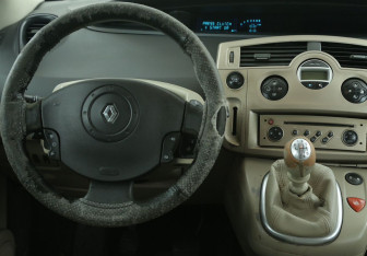 Подержанный автомобиль Renault Scenic 2009 года (14 фото)