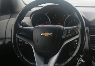 Подержанный автомобиль Chevrolet Cruze Hatchback 2012 года (16 фото)