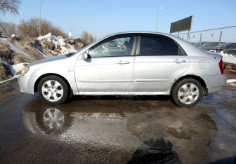 Подержанный автомобиль Kia Cerato Sedan 2006 года (8 фото)