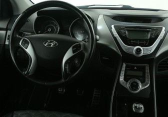 Подержанный автомобиль Hyundai Elantra Sedan 2012 года (14 фото)