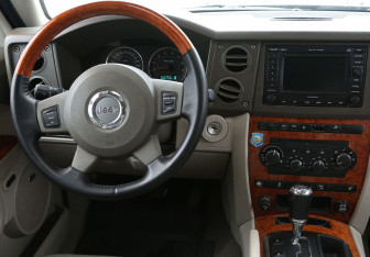Подержанный автомобиль Jeep Commander 2007 года (14 фото)