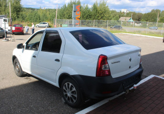 Подержанный автомобиль Renault Logan Sedan 2012 года (5 фото)