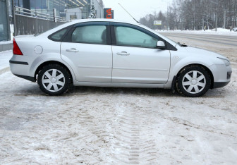 Подержанный автомобиль Ford Focus Sedan 2005 года (7 фото)