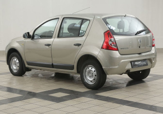 Подержанный автомобиль Renault Sandero 2010 года (2 фото)