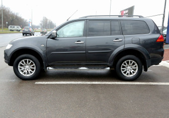 Подержанный автомобиль Mitsubishi Pajero Sport 2013 года (8 фото)