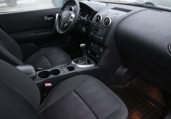 Подержанный автомобиль Nissan Qashqai 2012 года (9 фото)