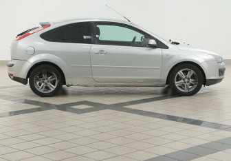 Подержанный автомобиль Ford Focus Hatchback 2007 года (5 фото)