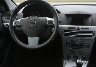 Подержанный автомобиль Opel Astra Sedan 2012 года (14 фото)