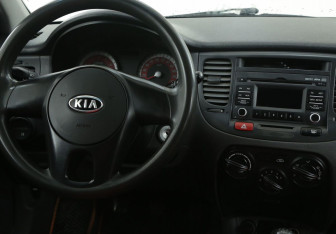 Подержанный автомобиль Kia Rio Sedan 2011 года (14 фото)