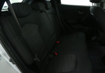 Подержанный автомобиль Hyundai ix35 2015 года (11 фото)