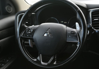 Подержанный автомобиль Mitsubishi Outlander 2015 года (16 фото)
