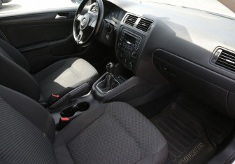 Подержанный автомобиль Volkswagen Jetta Sedan 2014 года (9 фото)