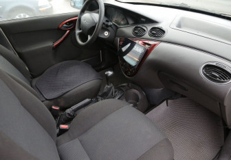 Подержанный автомобиль Ford Focus Hatchback 2005 года (9 фото)
