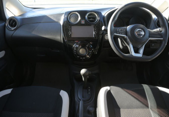 Подержанный автомобиль Nissan Note 2017 года (12 фото)