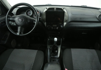 Подержанный автомобиль Toyota RAV4 2004 года (12 фото)