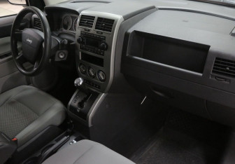 Подержанный автомобиль Jeep Compass 2006 года (6 фото)