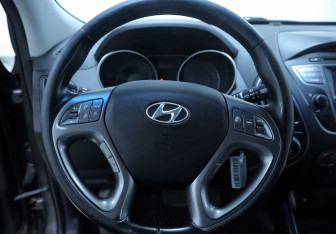 Подержанный автомобиль Hyundai ix35 2014 года (10 фото)