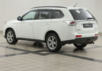 Подержанный автомобиль Mitsubishi Outlander 2012 года (2 фото)