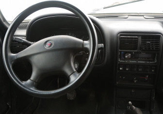 Подержанный автомобиль ГАЗ 31105 «Волга» 2004 года (14 фото)