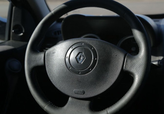 Подержанный автомобиль Renault Megane Sedan 2005 года (16 фото)