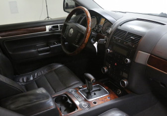 Подержанный автомобиль Volkswagen Touareg 2005 года (4 фото)