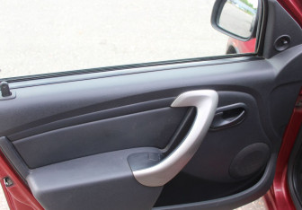 Подержанный автомобиль Renault Sandero 2013 года (9 фото)