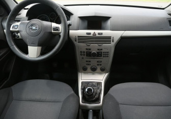 Подержанный автомобиль Opel Astra Wagon 2007 года (12 фото)