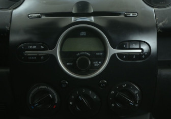 Подержанный автомобиль Mazda 2 Hatchback 2008 года (15 фото)