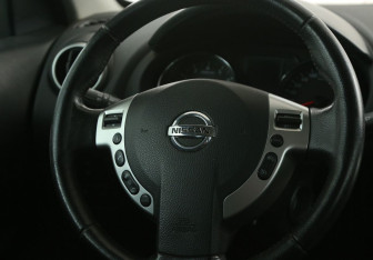 Подержанный автомобиль Nissan Qashqai 2012 года (16 фото)