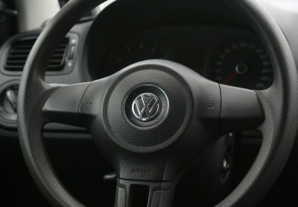 Подержанный автомобиль Volkswagen Polo Sedan 2014 года (16 фото)