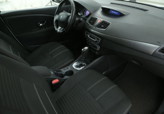 Подержанный автомобиль Renault Fluence 2015 года (9 фото)