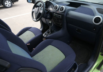 Подержанный автомобиль Peugeot 1007 2006 года (9 фото)