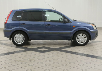 Подержанный автомобиль Ford Fusion 2006 года (5 фото)