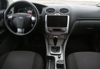 Подержанный автомобиль Ford Focus Hatchback 2008 года (12 фото)