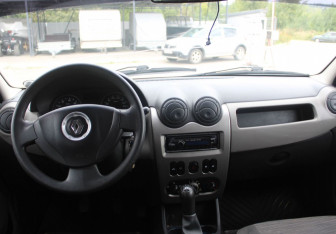 Подержанный автомобиль Renault Logan Sedan 2010 года (13 фото)