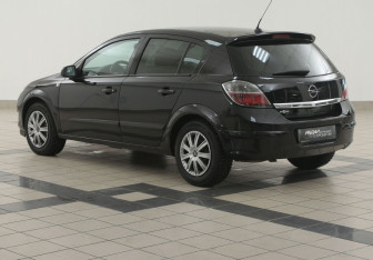 Подержанный автомобиль Opel Astra Hatchback 2008 года (2 фото)