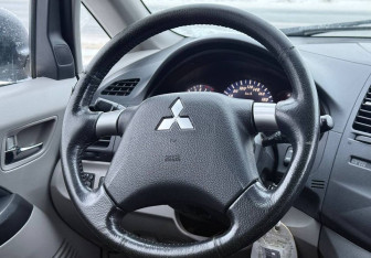 Подержанный автомобиль Mitsubishi Grandis 2006 года (16 фото)
