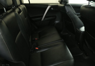 Подержанный автомобиль Toyota RAV4 2016 года (11 фото)